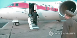 Illustration for article titled Here's Kim Jong Un Pretending To Fly A Plane For Some Reason